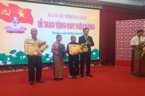Bạc Liêu: Tổ chức Lễ trao tăng Huy hiệu Đảng cho các đảng viên lão thành
