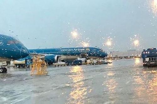 Ảnh hưởng bão số 4, sân bay Vinh và Đồng Hới tiếp tục đóng cửa