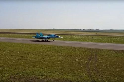 Xem siêu tiêm kích Su-34 Nga đáp xuống đường cao tốc