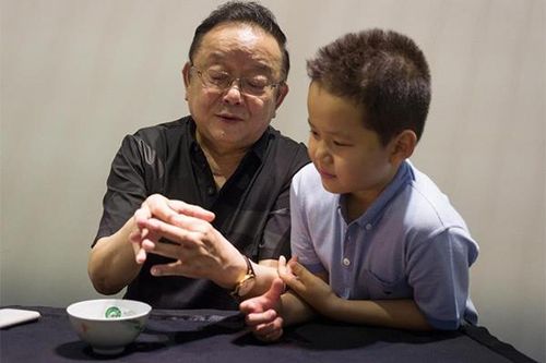 'Hòa Thân' Vương Cương vất vả làm việc ở tuổi 71 để nuôi con nhỏ