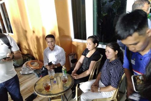 Tuyển Việt Nam khổ vì 'ông trời', bố mẹ Quang Hải sốt ruột chờ con