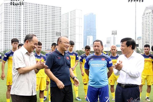 Tuyển Việt Nam tập kín như Thái Lan, Bộ trưởng đứng chờ gặp thầy Park