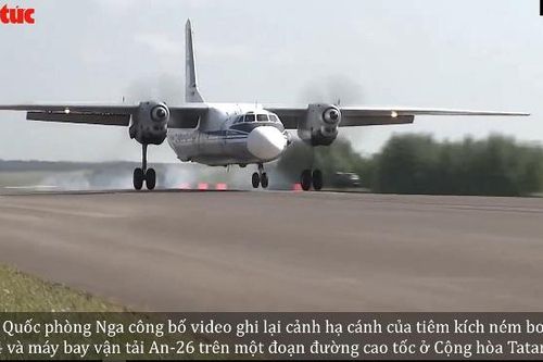 Xem tiêm kích Su-34 hạ cánh xuống đường cao tốc