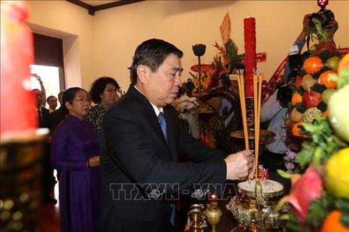 Lãnh đạo TP Hồ Chí Minh dâng hương tưởng niệm Bác Hồ