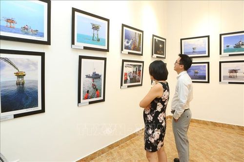 Ra mắt sách, trưng bày 100 bức ảnh mới nhất về Trường Sa