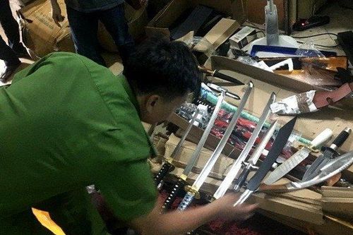 Cảnh sát chặn bắt xe rơ-móc chở vũ khí và hàng lậu vào Nam tiêu thụ