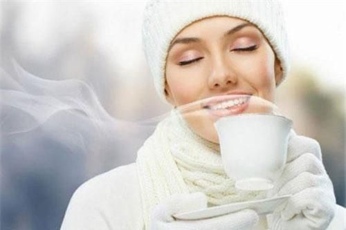 Uống 1 cốc nước ấm đúng vào 'giờ vàng' này mỗi ngày, điều kì diệu sẽ xảy ra với cơ thể bạn