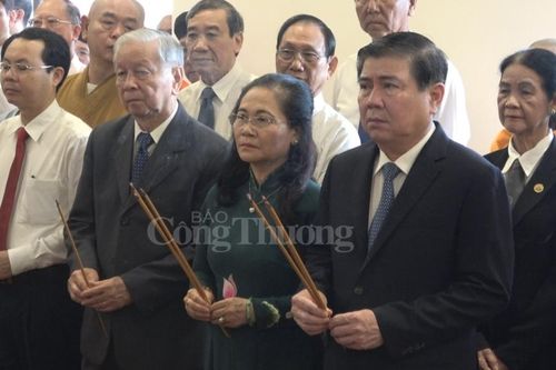 Lãnh đạo TP. Hồ Chí Minh dâng hương tưởng niệm Chủ tịch Hồ Chí Minh và Chủ tịch Tôn Đức Thắng