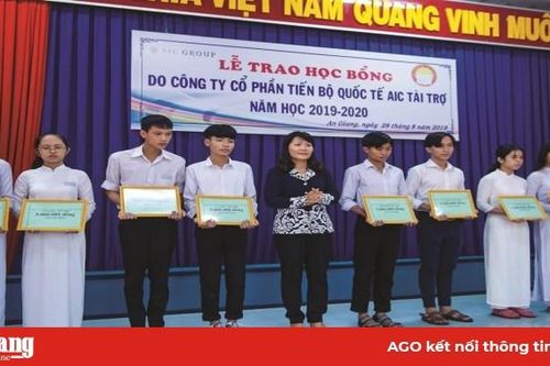 Trao học bổng và quà 'Tiếp bước đến trường' cho con công nhân, học sinh vượt khó hiếu học
