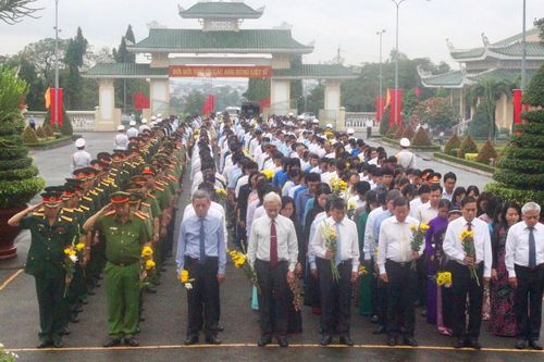 Viếng Nghĩa trang liệt sĩ tỉnh nhân kỷ niệm Quốc khánh 2-9