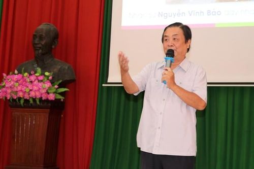 Bí thư Tỉnh ủy Lê Minh Hoan nói chuyện với cán bộ làm công tác Đoàn, Đội