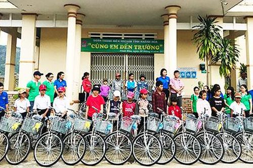 Tặng 20 xe đạp cho học sinh xã Ninh Tây