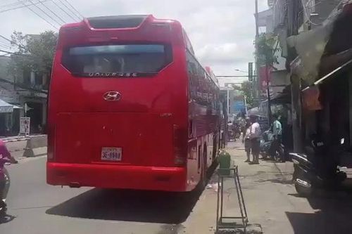 Va chạm xe khách biển số nước ngoài, một phụ nữ bị thương
