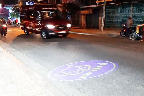 Nguy cơ từ đèn led chiếu logo xuống đường