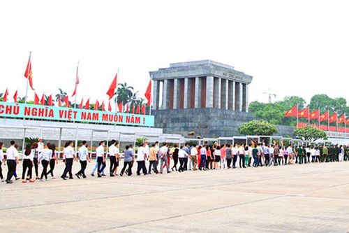 Bên lăng Bác Hồ
