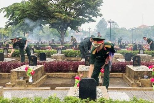 Chính trị - Xã hội Theo dòng thời sự Hương Thủy: Dâng hương kỷ niệm 74 năm Cách mạng tháng Tám & Quốc khánh 2/9.