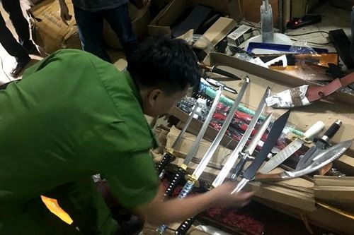 Chính trị - Xã hội Pháp luật - Cuộc sống Phát hiện xe ô tô chở một lượng lớn vũ khí thô sơ và hàng hóa nhập lậu