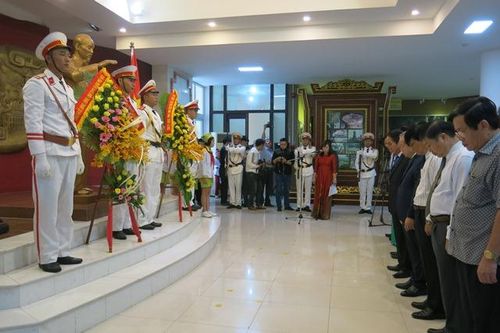 Chính trị - Xã hội Chính trị - Xã hội Lãnh đạo tỉnh dâng hoa tại Bảo tàng Hồ Chí Minh