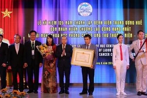 Bệnh viện Trung ương Huế đón nhận Huân chương Lao động hạng Nhất