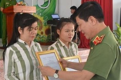 Thứ trưởng Nguyễn Văn Sơn dự lễ công bố Quyết định giảm án tại Trại giam Long Hòa