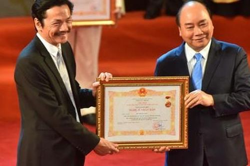 'Về nhà đi con' khiến NSND Trung Anh 'đắt show' nhất ở lễ trao danh hiệu cao quý