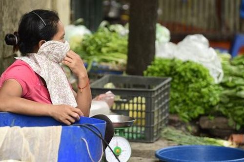 Chùm ảnh: Người dân bịt kín mặt mũi đối phó mùi hôi khét sau vụ cháy kho Công ty Rạng Đông