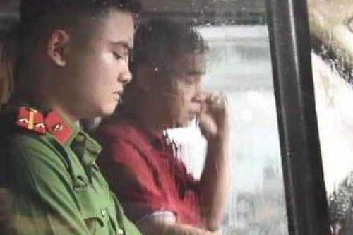 Hình ảnh tài xế thực nghiệm hiện trường vụ cháu bé tử vong do bỏ quên trên xe ô tô