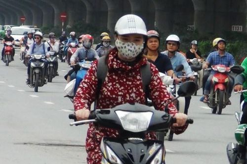 Thời tiết thuận lợi, người dân đi lại dễ dàng trong ngày đầu nghỉ lễ