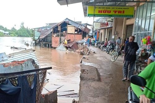 Sạt lở nghiêm trọng 'nhấn chìm' 9 nhà ven sông