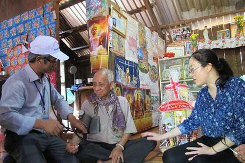 Gần 300 triệu đồng hỗ trợ người nghèo, gia đình chính sách