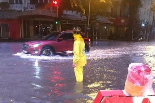 Sau mưa lớn Hà Nội ngập nhiều tuyến đường