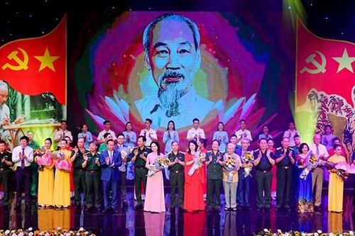 Xúc động chương trình 'Người là niềm tin tất thắng'