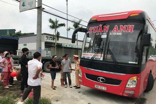 Nhận tin báo, CSGT 'bắt gọn' xe khách 46 chỗ nhồi nhét 87 người về nghỉ lễ