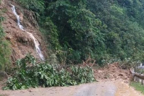 Hòa Bình: Mưa lớn gây sạt lở trên quốc lộ và gần nhà dân