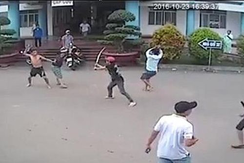 Đến giải quyết mâu thuẫn giúp bạn, bị chém tử vong
