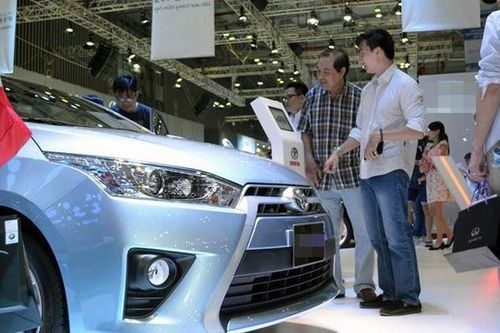 Ô tô nhập ào vào như 'cá gặp nước', giá giảm xe nội lo hết đường