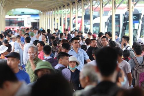 Bến xe đông nghịt người dân rời Thủ đô về quê nghỉ lễ 2/9