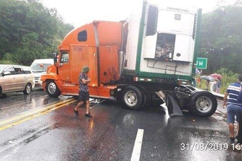 Tai nạn liên hoàn trên cao tốc Nội Bài-Lào Cai, một người trên xe Mercedes phải đi cấp cứu