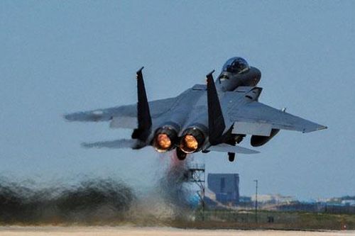 Triều Tiên dựng mô hình F-15K của Hàn Quốc để… tập ném bom?