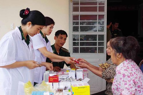 Tấm lòng của thầy thuốc 'Quân hàm xanh'