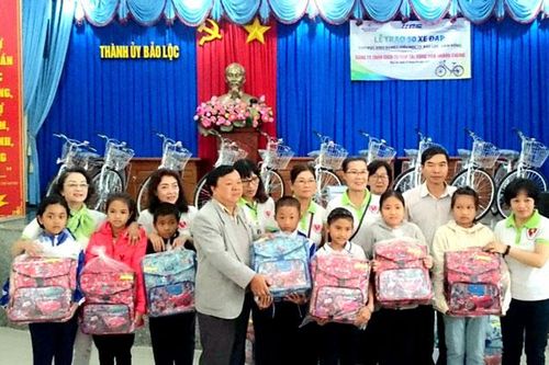 50 phần quà và 50 chiếc xe đạp đến với học sinh vùng lũ Bảo Lộc