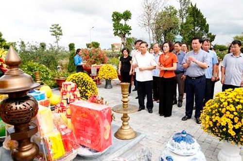 Các đồng chí lãnh đạo tỉnh dâng hương tại phần mộ Cố Chủ tịch nước Trần Đại Quang