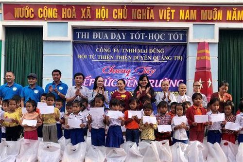 Hội Từ thiện Thiện Duyên Quảng Trị và Công ty TNHH Mai Dũng thăm, tặng quà cho các em học sinh miền núi
