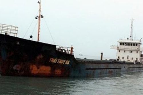 Cứu hộ 10 thuyền viên sau hơn 1 ngày trôi dạt trên biển
