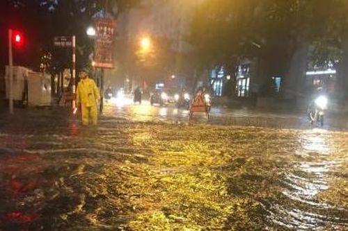 Mưa to như trút, đường phố Hà Nội lại biến thành sông