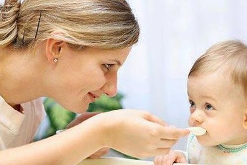 Quấy bột cho bé ăn dặm kiểu này, trẻ biếng ăn mệt mỏi và dễ cao huyết áp khi lớn lên