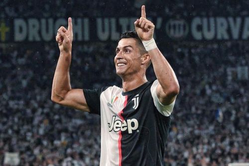Ronaldo ra mắt kiểu ăn mừng 'VAR'