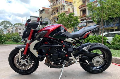 Cận cảnh MV Agusta Brutale 800 Dragster RR độ kiểu 'cơ bắp'