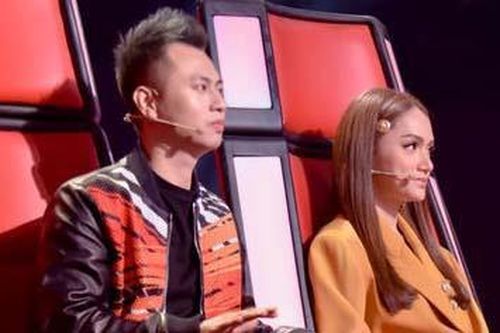 Hương Giang 'véo' Dương Cầm đến bầm tím vì quá khó tính trên ghế nóng