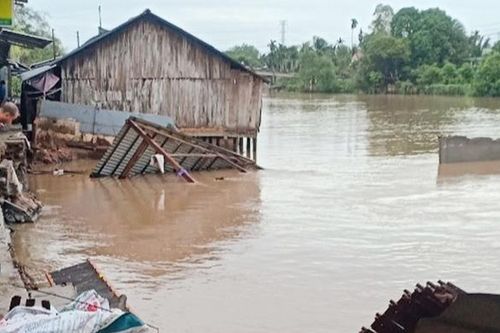 9 căn nhà bị sạt lở xuống sông ở Sóc Trăng